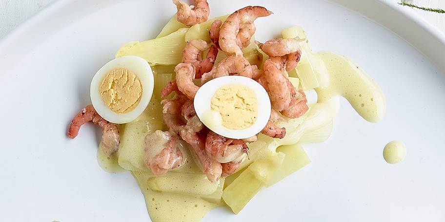 Asperges met grijze garnalen, kwarteleieren en sabayon