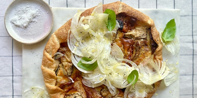 Fijne taart met artisjokken en kip, venkelsalade