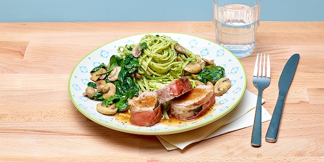 Gebraden varkenshaasje met prosciutto, champignons en linguine met spinaziepesto