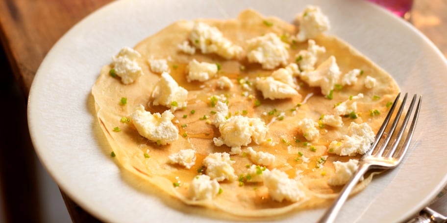 Marokkaanse pannenkoek met geitenkaas en honing