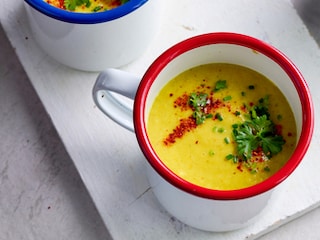 Soep van gegrilde bloemkool met kokosmelk en kurkuma