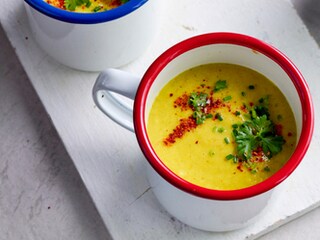 Soep van gegrilde bloemkool met kokosmelk en kurkuma