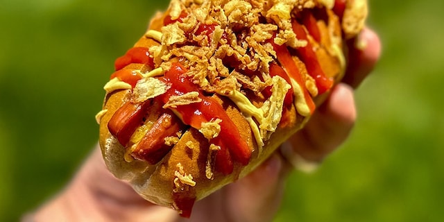 Hotdogs met cheddar, zuurkool en knapperige uitjes