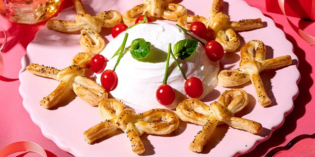 Petits nœuds feuilletés, dip de chèvre et fausses cerises