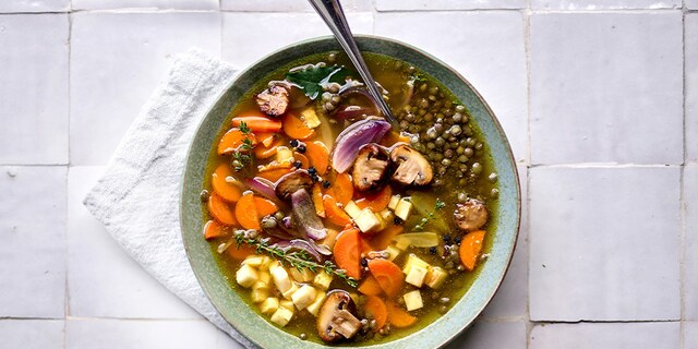 Bouillon de volaille aux légumes, lentilles et épices douces