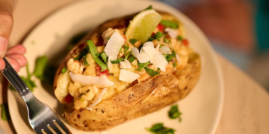 Gevulde aardappelen met garnalen, kokosmelk en limoen