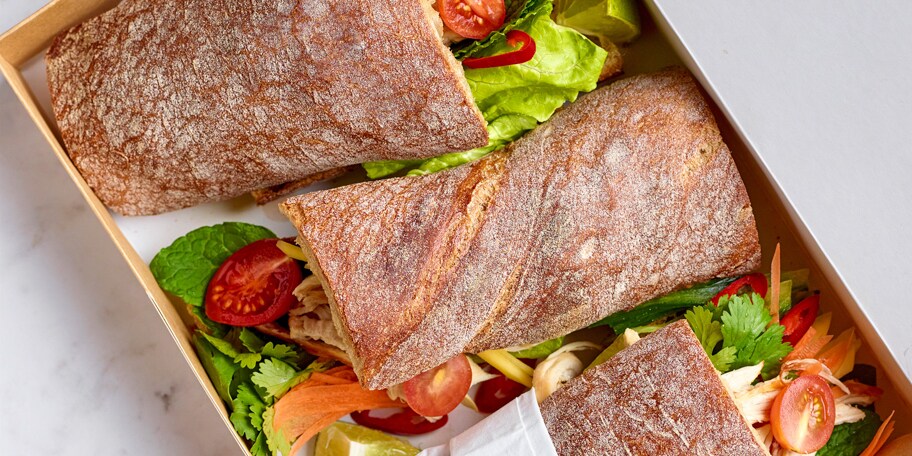 Bánh mì met kip en mango