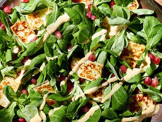 Salade met halloumi en granaatappel, pindasaus