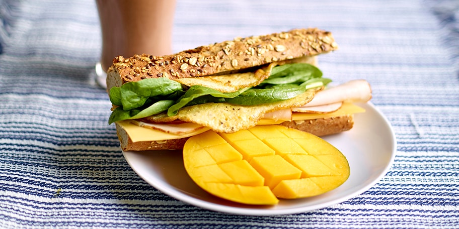 Volkorensandwich met omelet en spinazie