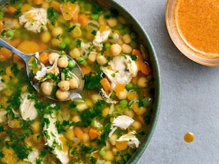 Soupe au poulet, petits légumes et pois chiches