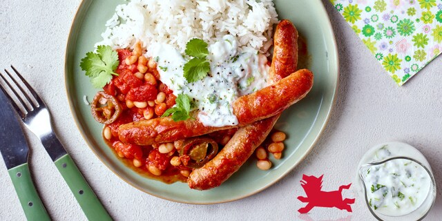 Chipolata’s met tomaten en witte bonen, basmatirijst en yoghurtsaus