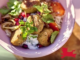 Riz sauté aux légumes, falafels et sauce au yaourt