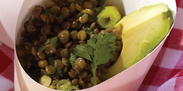 Salade van groene linzen met verse munt en avocado