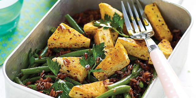 Salade van rode rijst, geroosterde tofu en prinsessenbonen