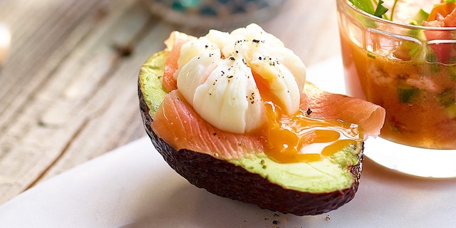Avocado met gepocheerde eieren en zalm