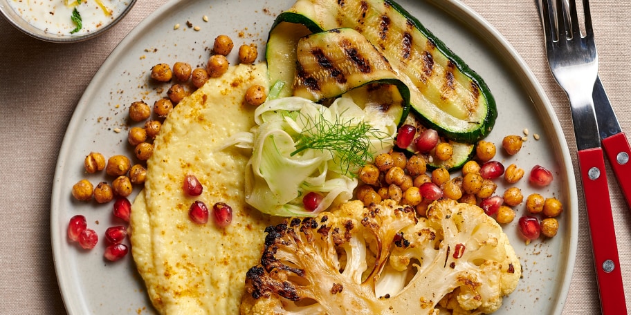 Bloemkoolsteak uit de oven met geroosterde courgettes en venkelsalade
