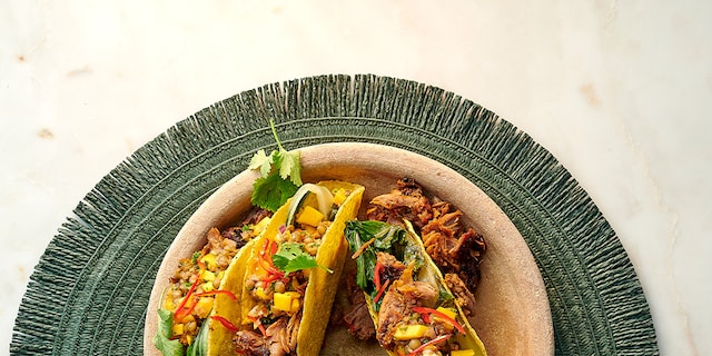 Tacos à l’effiloché d’agneau et salsa aux lentilles, mangue et paksoi