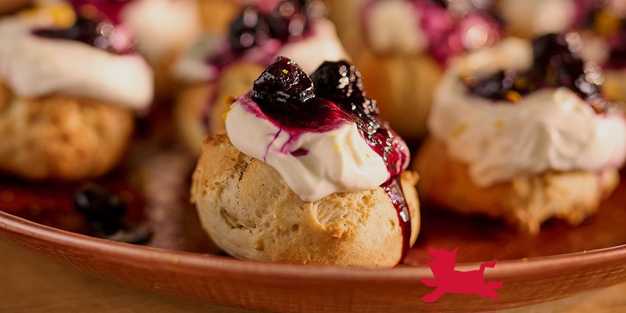 Scone balls met blauwebessencompote en zure room