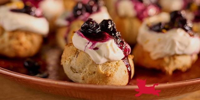 Scone balls met blauwebessencompote en zure room