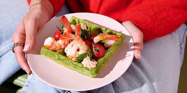 Groene wafels met kerstomaten en scampi