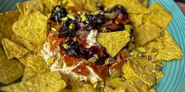Fromage frais fumé à la confiture de cerises et aux nachos