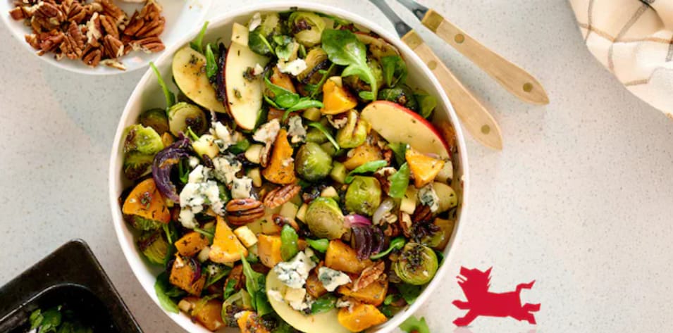Karolien Olaerts kookt: wintersalade met geroosterde groenten, roquefort en pecannoten